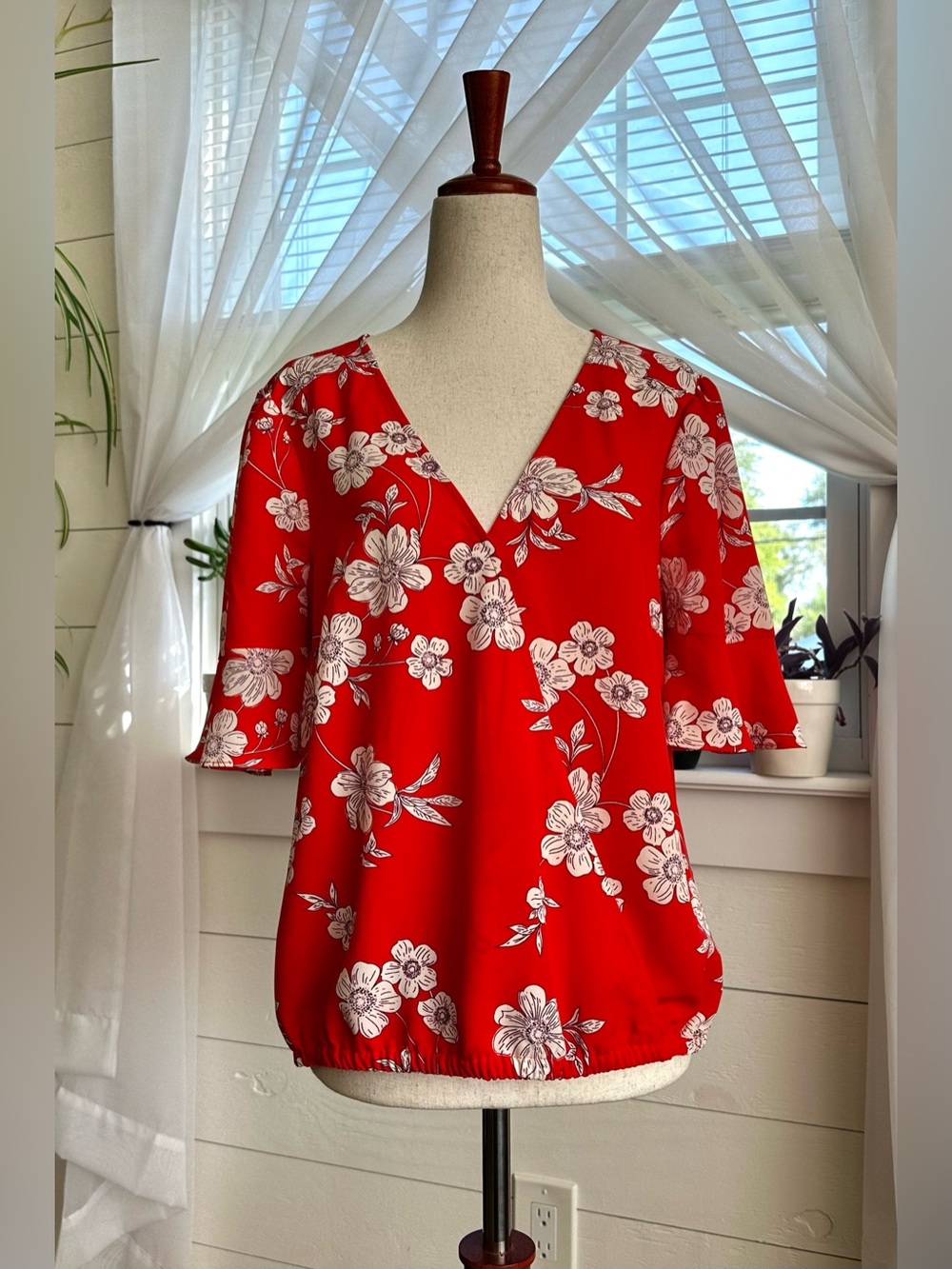 Sanctuary Derona Surplice Top Red Floral V-Neck Blouse Size Small NWT